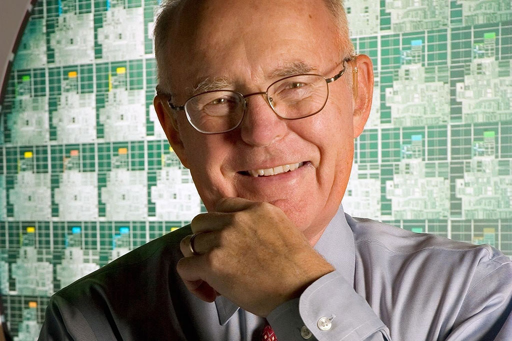 گوردون مور بنیانگذار شرکت اینتل و از پیشروان صنعت فناوری